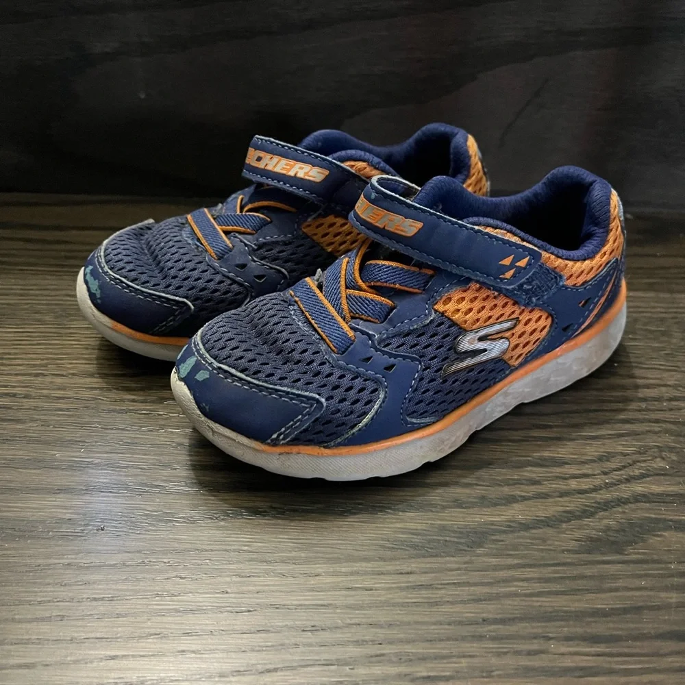 Sketchers boys runners sz 9 GUC - Picture 1 of 2